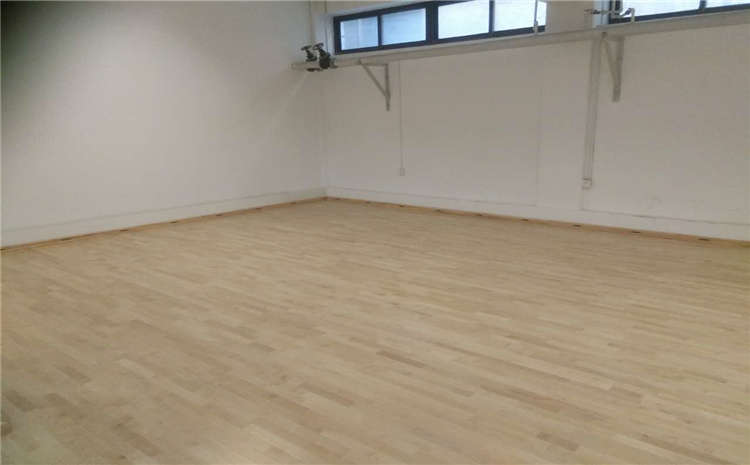 五角楓籃球運動地板廠家去哪找？