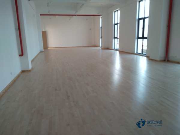 如何選擇籃球場(chǎng)橡膠木地板廠家？